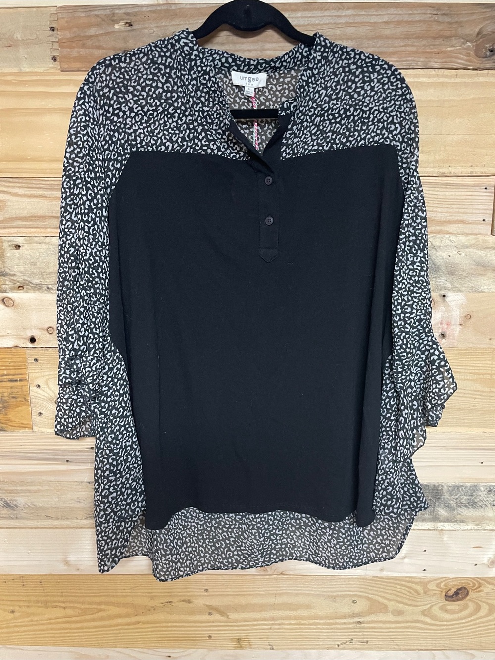 size L Umgee black and gray cheetah print blouse